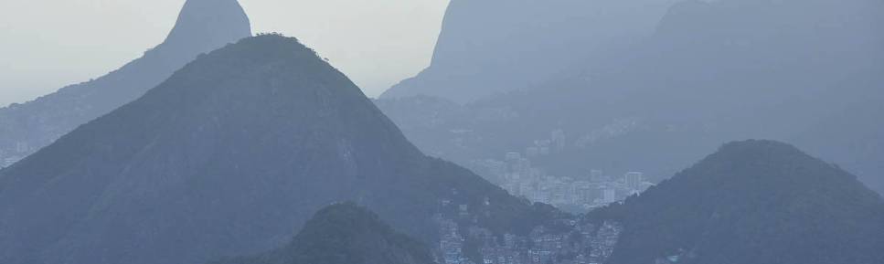 Do alto do Pão de Açúcar admirando a silhueta inconfundível da Pedra da Gávea, onde estivemos ontem (Rio de Janeiro)